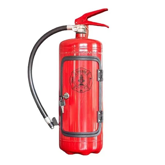 Detaljeret metal minibar i brandslukker-design. Rød, sort, og perfekt til diskret opbevaring.