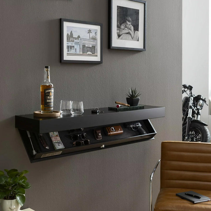 Diskret svævehylde i træ med hemmeligt rum til sikker opbevaring. Perfekt minimalistisk væghylde til boligindretning.