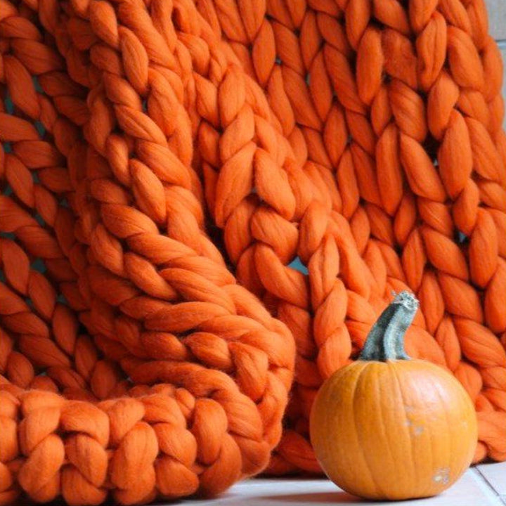 DIY Chunky XL uldgarn, blødt tekstil, ideelt til strikkeprojekter, i stilfuldt blåt, perfekt til tæpper og puder.
