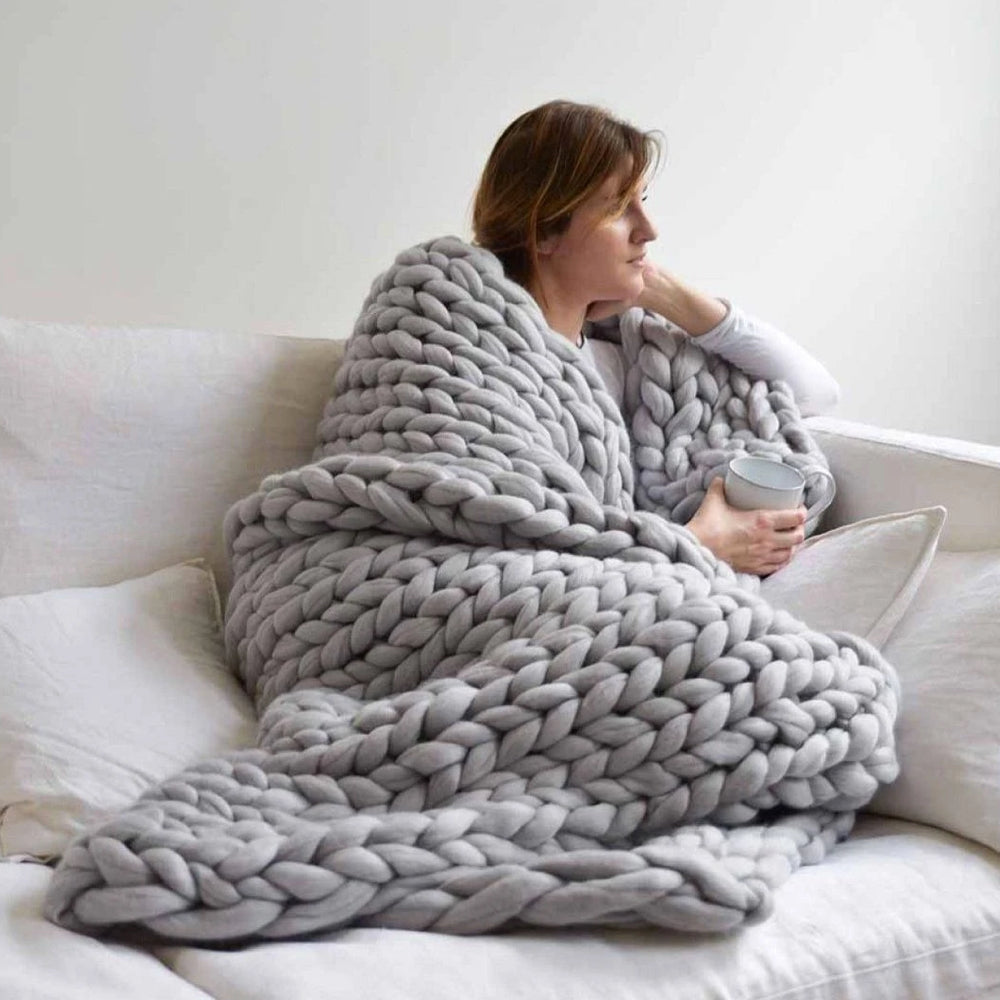 DIY Chunky XL uldgarn, blødt tekstil, ideelt til strikkeprojekter, i stilfuldt blåt, perfekt til tæpper og puder.