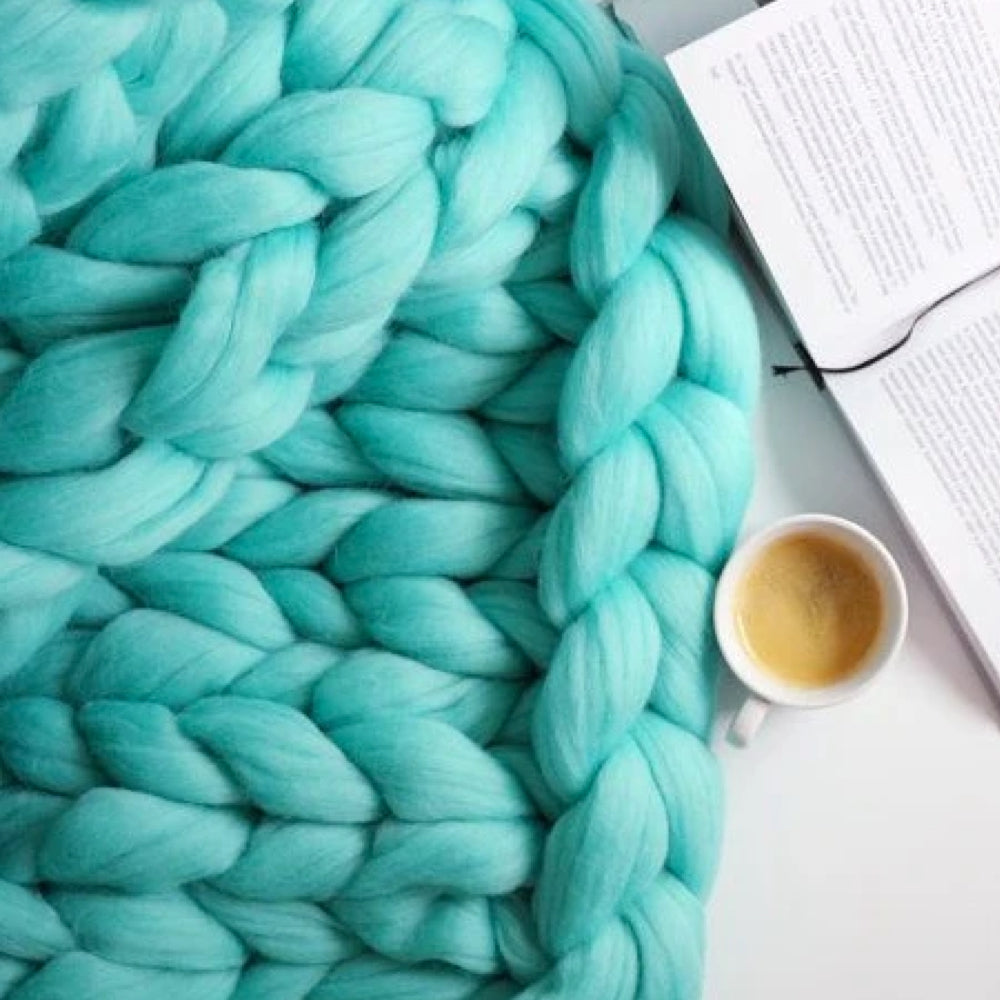DIY Chunky XL uldgarn, blødt tekstil, ideelt til strikkeprojekter, i stilfuldt blåt, perfekt til tæpper og puder.