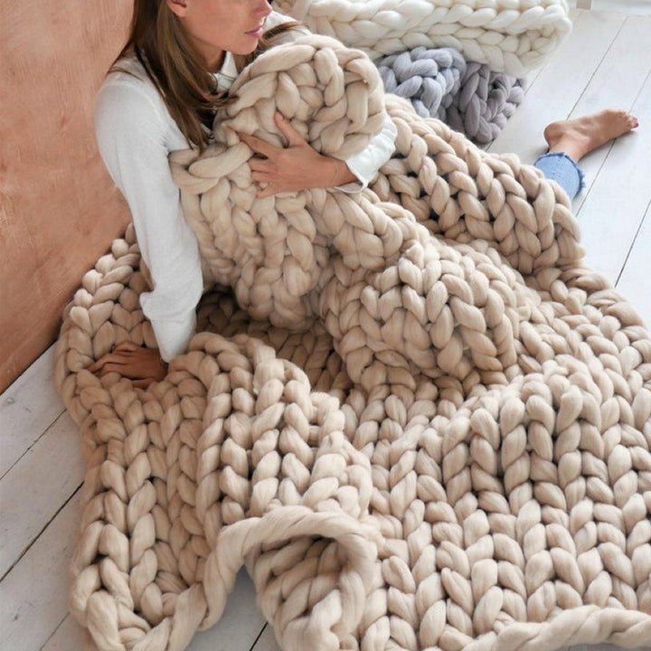 DIY Chunky XL uldgarn, blødt tekstil, ideelt til strikkeprojekter, i stilfuldt blåt, perfekt til tæpper og puder.
