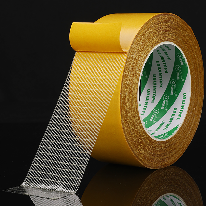 Dobbeltklæbende tæppetape, robust, stærkt klæbende, ideel til gulvbelægninger, alsidig anvendelse, sikrer tunge belastninger.