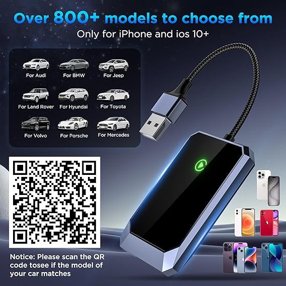 Trådløs CarPlay-adapter i bilens stik med elegant, glanssort design for trådløs forbindelse.