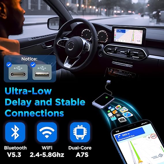 Trådløs CarPlay-adapter i bilens stik med elegant, glanssort design for trådløs forbindelse.