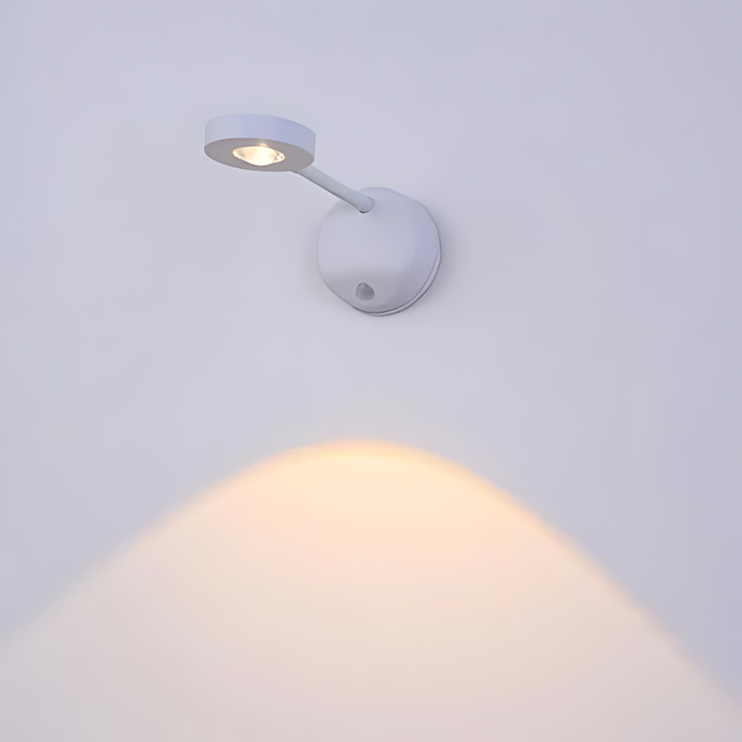 Trådløs LED Spot med bevægelsessensor, moderne design, justerbar lysfarve, nem at montere.