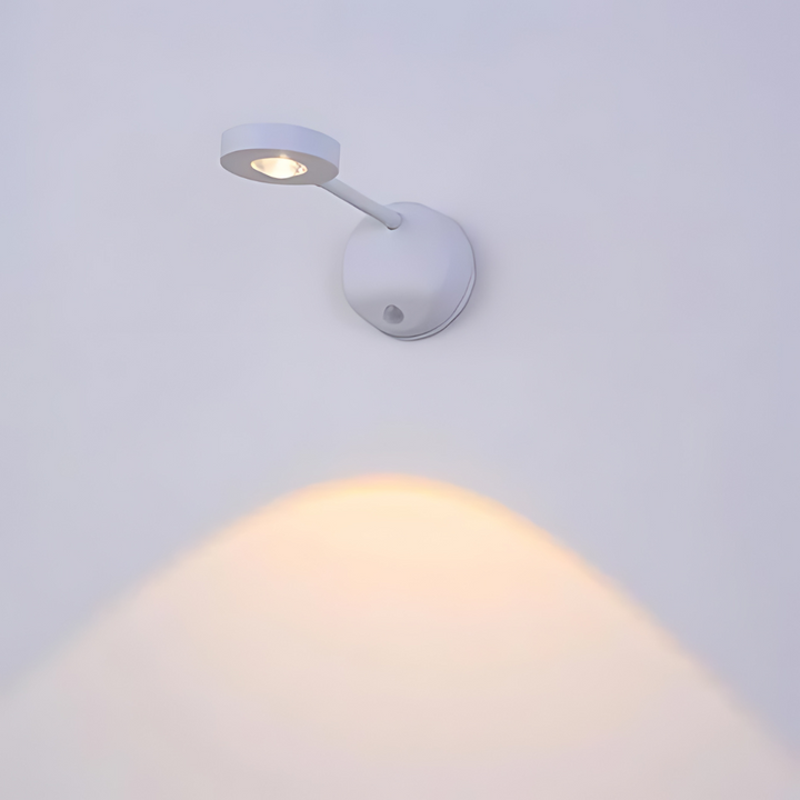 Trådløs LED Spot med bevægelsessensor, moderne design, justerbar lysfarve, nem at montere.
