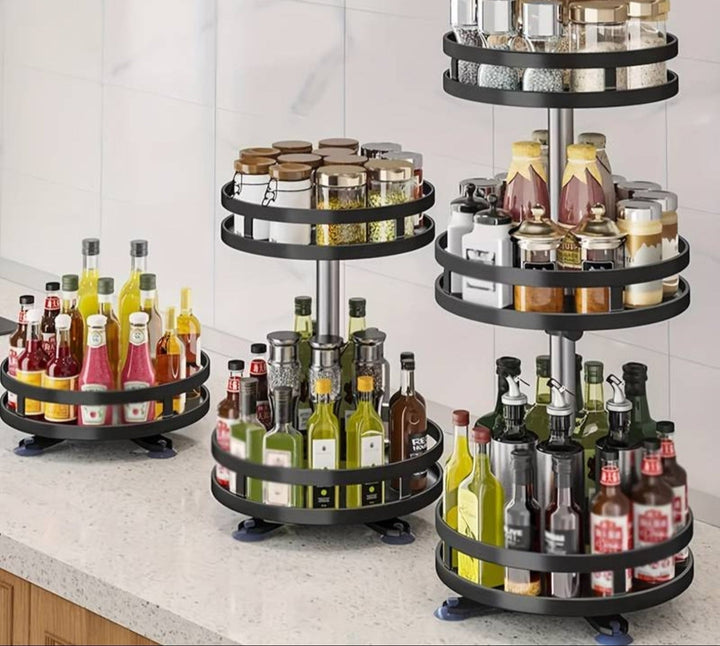 Drejelig, højdejusterbar opbevaringshylde i metal, ideel til køkken eller badeværelse, med moderne design.