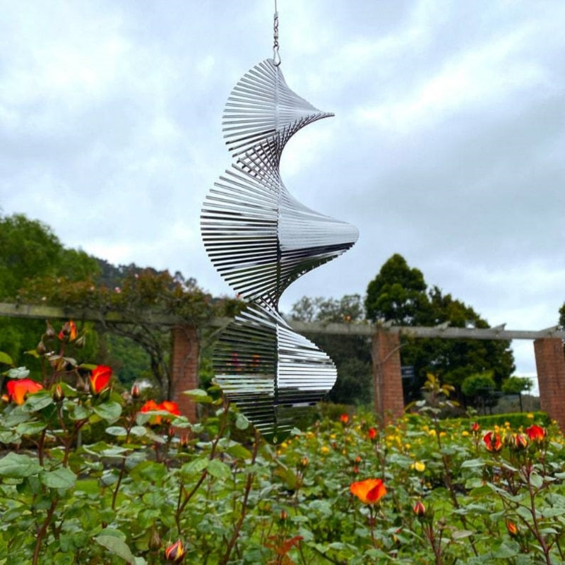 Roterende vindspil: 3D-roterende spiral, inspireret af skandinavisk design, skaber ro i haven.