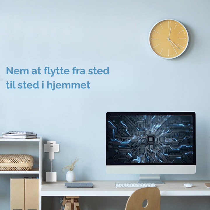 Kompakt drejelig strømfordeler med tre udtag; perfekt til kontor og stue.