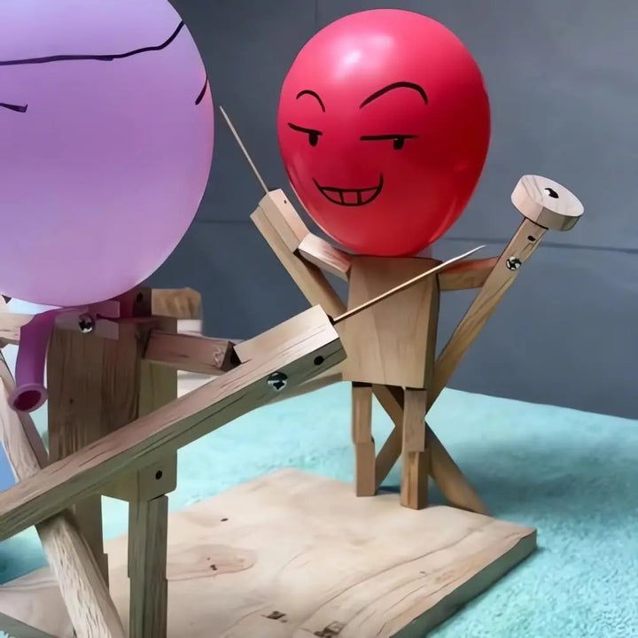 DuelPop spilsæt med farverige balloner og stabile sværd til sjov actionleg for to udendørs eller indendørs.