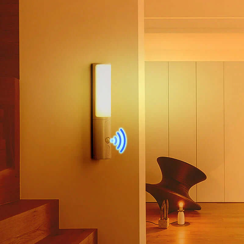 Billede af LED-natlampen monteret på en væg i en mørk gang.