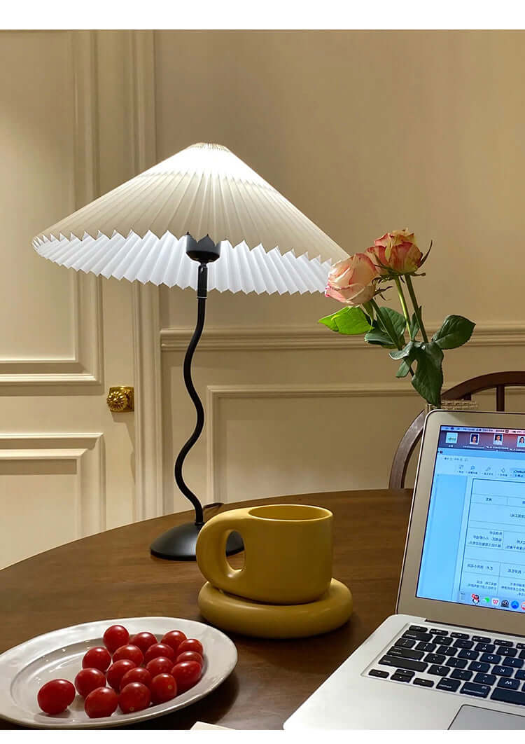 Moderne bølget desigbordlampe i metal