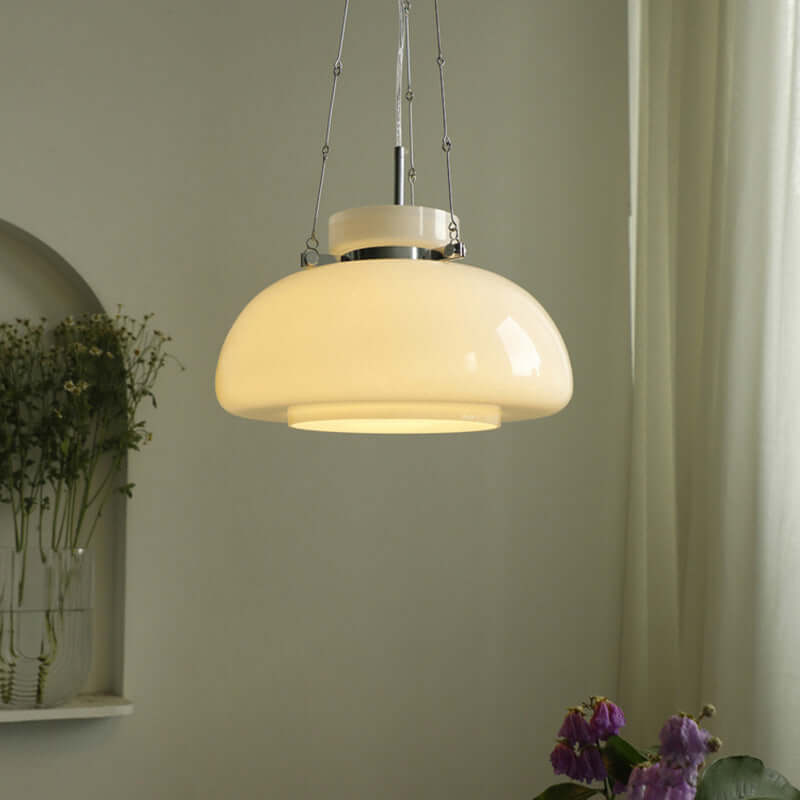 Detalje af den mælkeagtige glaslampeskærm på LED pendellampen