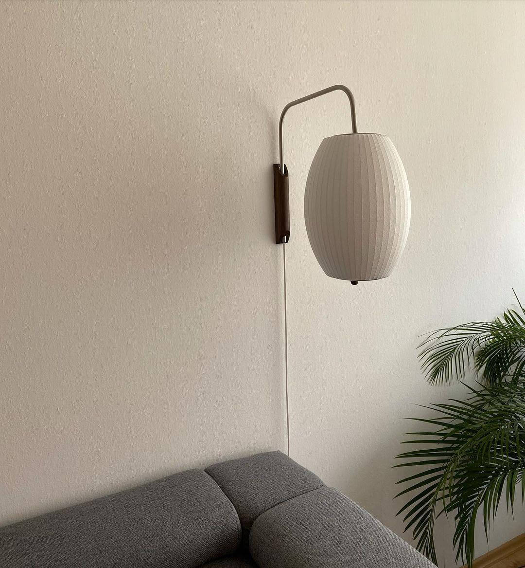 Moderne væglampe med kugledesign og varmt hvidt lys