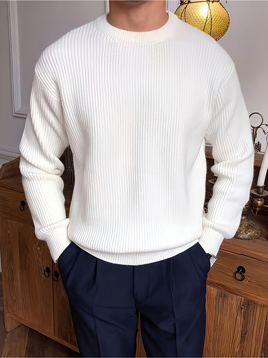 Komfortabel herre ribstrikket sweater med rund hals. Løs pasform for en afslappet og stilfuld pullover.