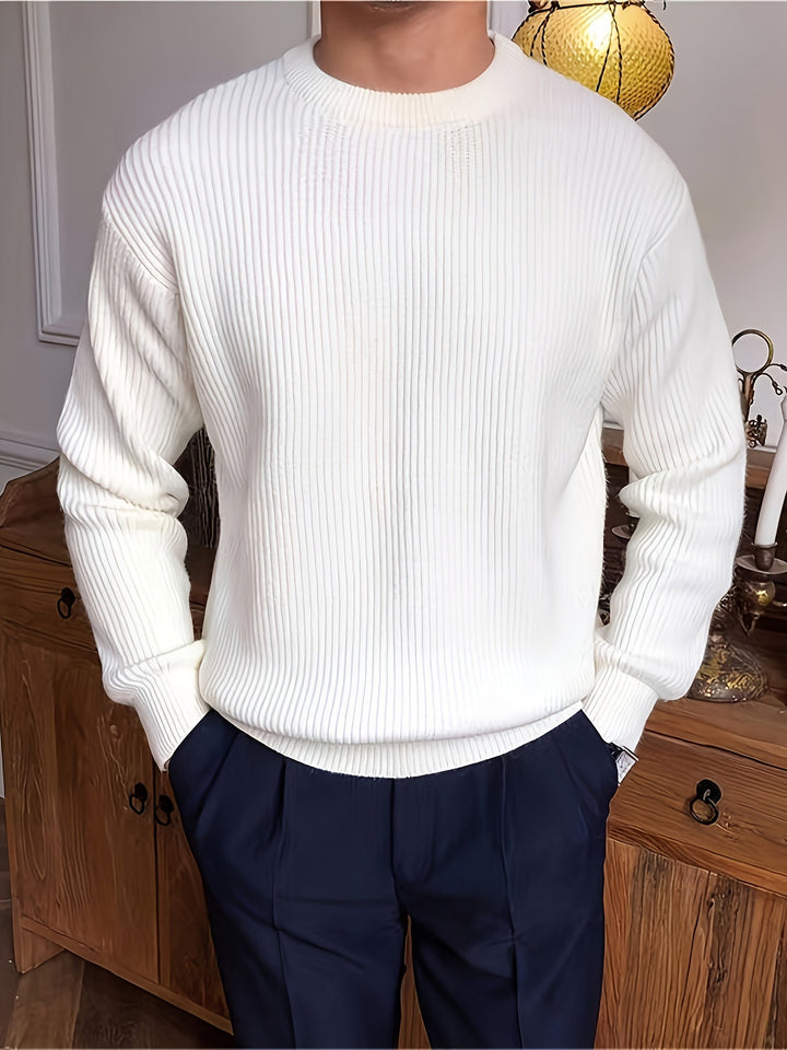 Komfortabel herre ribstrikket sweater med rund hals. Løs pasform for en afslappet og stilfuld pullover.
