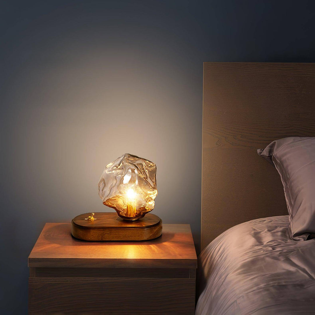 Bordlampe af glas i isstensdesign