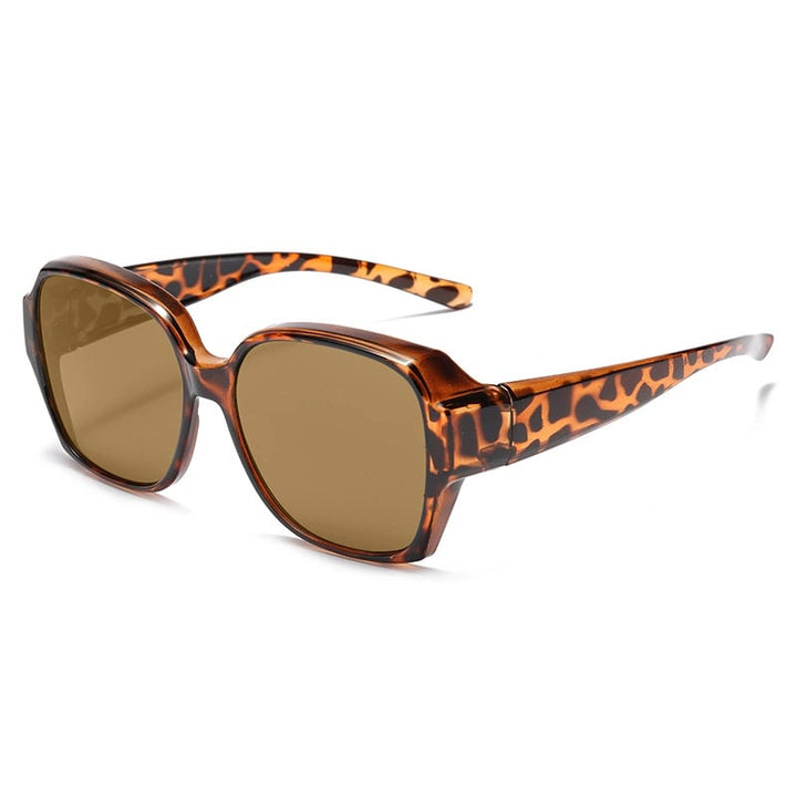 Kvinde oversized solbriller med polariserede linser og UV400 beskyttelse, elegant design.