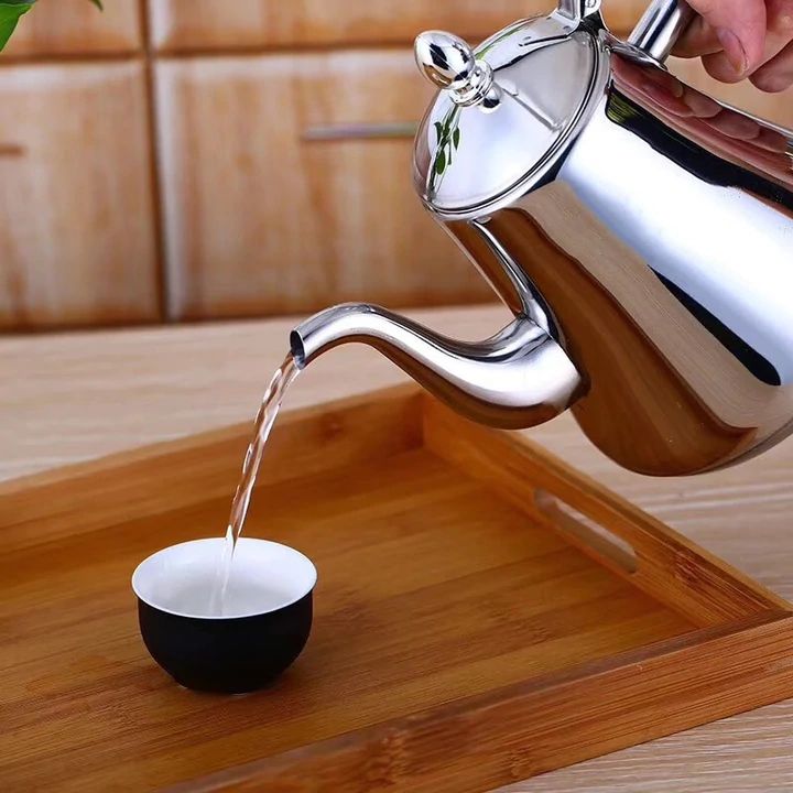 Induktionsvandkedel i rustfrit stål med integreret filter, energibesparende og stilrent design, hurtig opvarmning.
