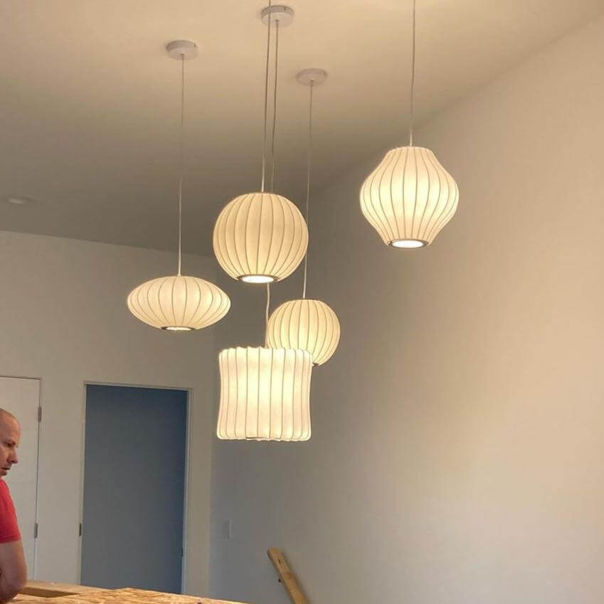 Moderne halvtømmer pendellampe i stilrent design