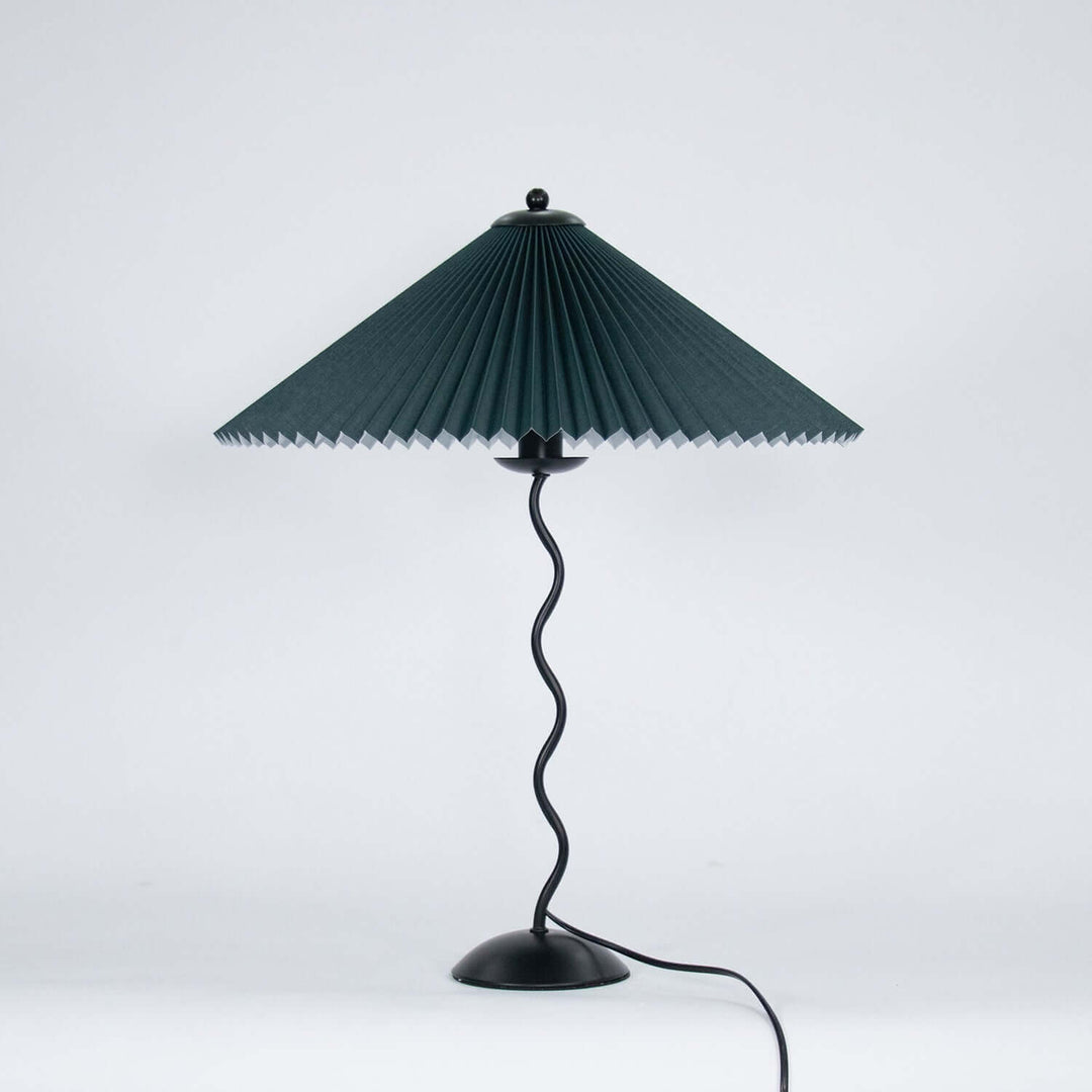 Moderne bølget desigbordlampe i metal