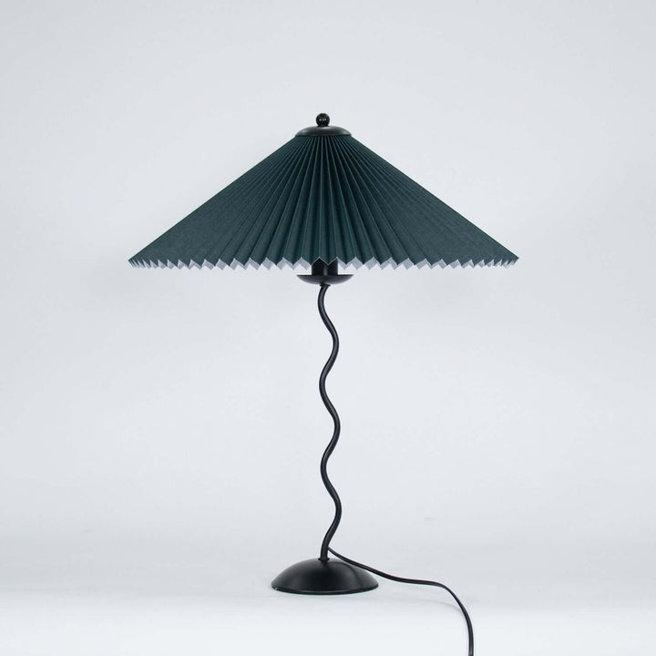 Moderne bølget desigbordlampe i metal