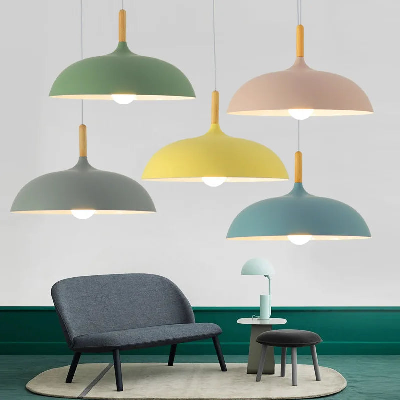 Egetræslampe med skandinavisk design og LED, kombination af jern og eg, minimalistisk og elegant.