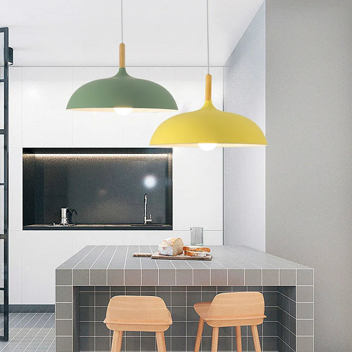 Egetræslampe med skandinavisk design og LED, kombination af jern og eg, minimalistisk og elegant.