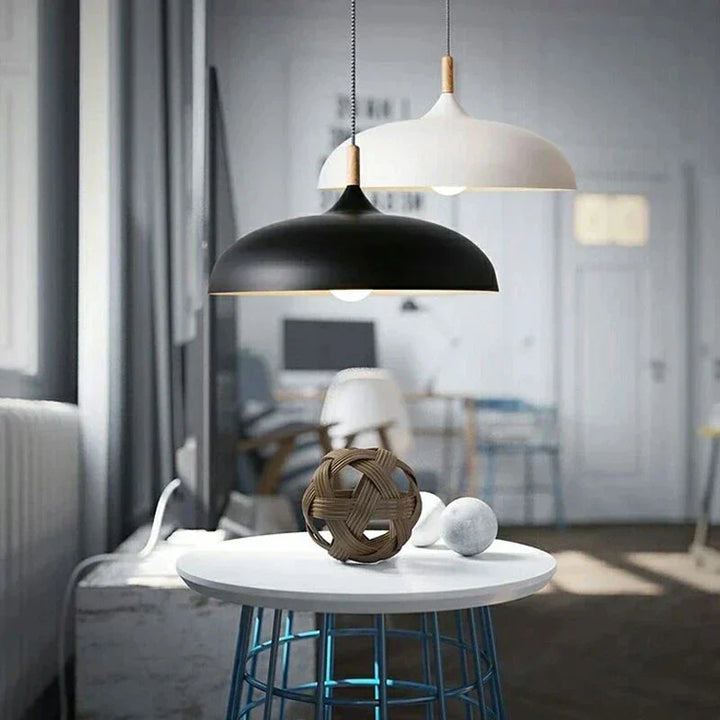 Egetræslampe med skandinavisk design og LED, kombination af jern og eg, minimalistisk og elegant.