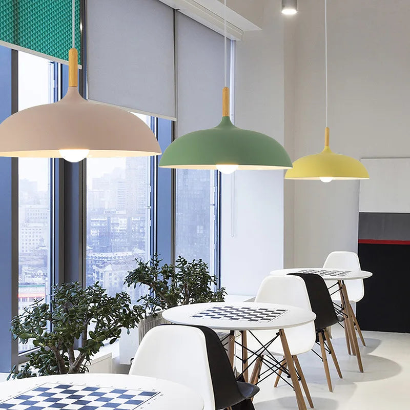 Egetræslampe med skandinavisk design og LED, kombination af jern og eg, minimalistisk og elegant.