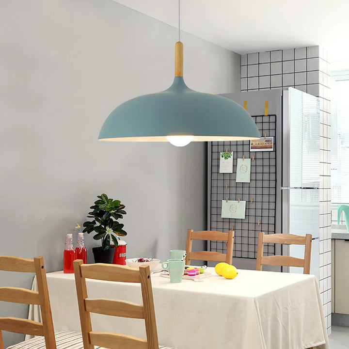 Egetræslampe med skandinavisk design og LED, kombination af jern og eg, minimalistisk og elegant.