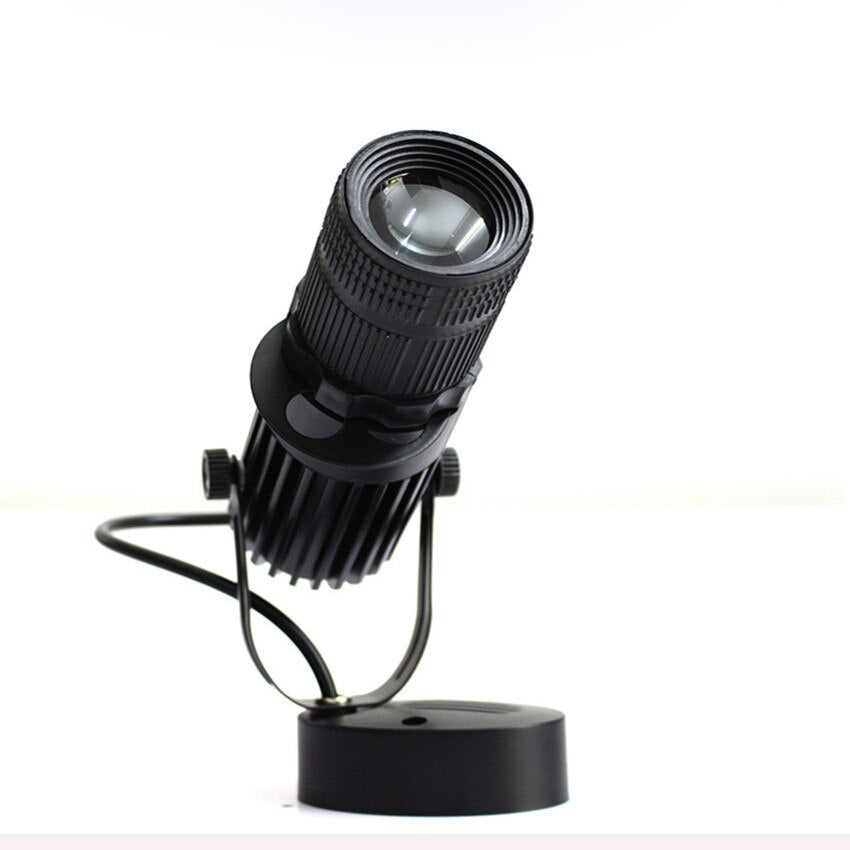 Justerbart, moderne LED-spotlight i børstet nikkel, ideelt til stemningsfuld baggrundsbelysning.