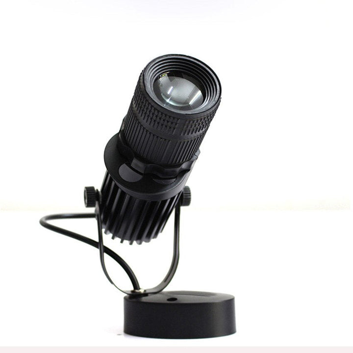 Justerbart, moderne LED-spotlight i børstet nikkel, ideelt til stemningsfuld baggrundsbelysning.