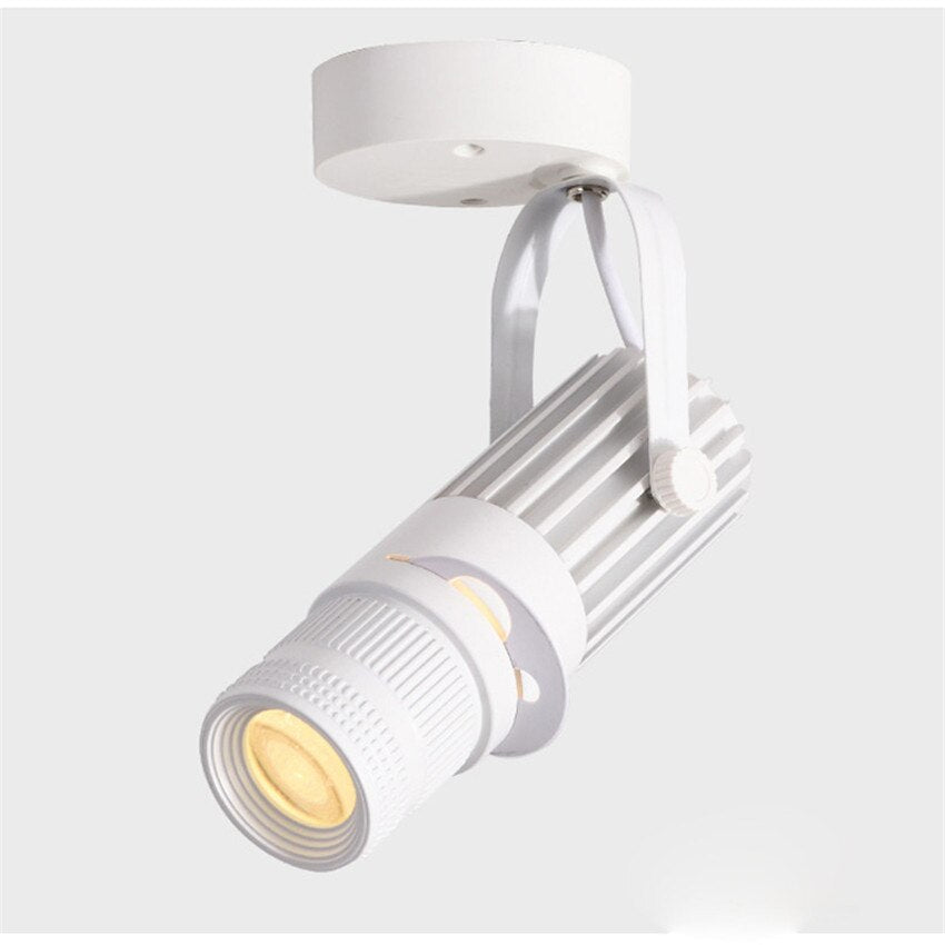 Justerbart, moderne LED-spotlight i børstet nikkel, ideelt til stemningsfuld baggrundsbelysning.