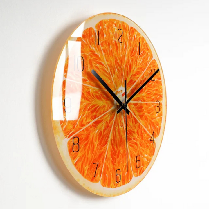 Moderne EIRA vægur, dekorativt fokuspunkt i stuen, luksuriøst og stilrent design for hjemmet.