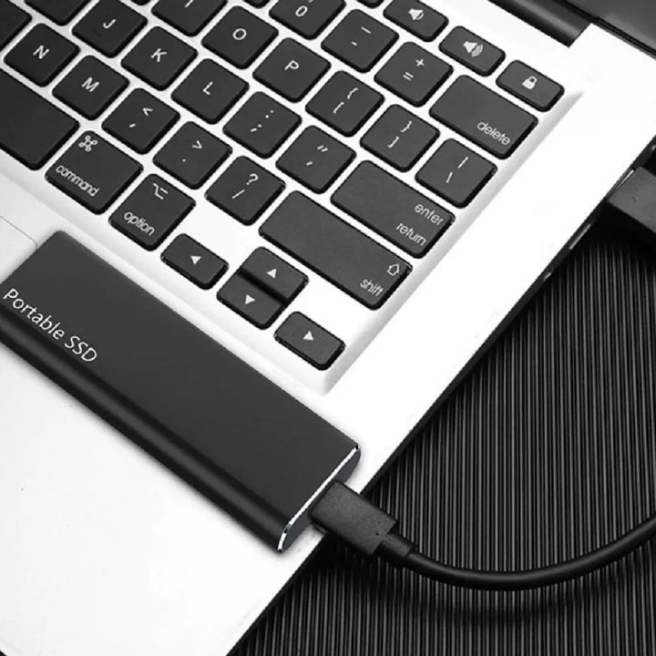 Kompakt 4TB ekstern SSD med USB-C. Ideel til bærbar datalagring og hurtig overførsel af filer.