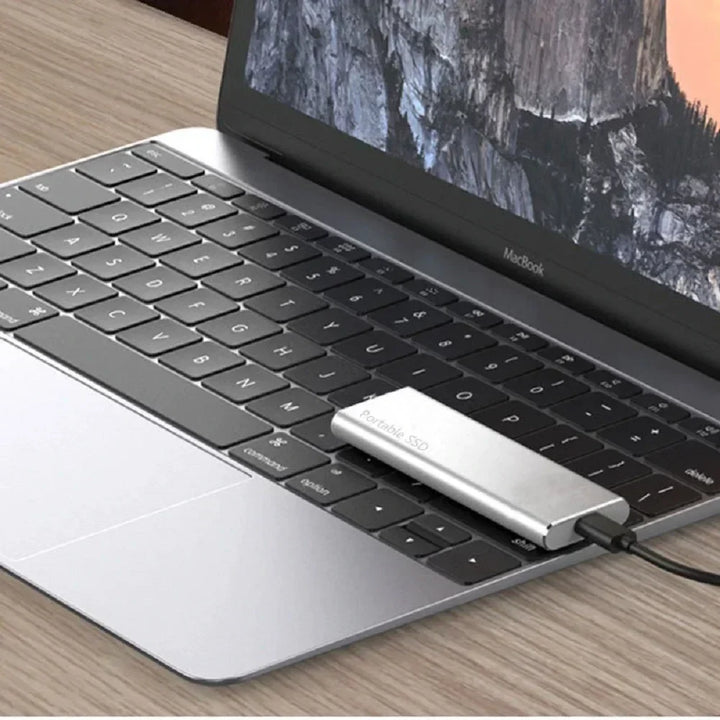 Hurtig 4TB ekstern SSD harddisk i robust aluminium. Perfekt til bærbar og sikker datalagring via USB-C.
