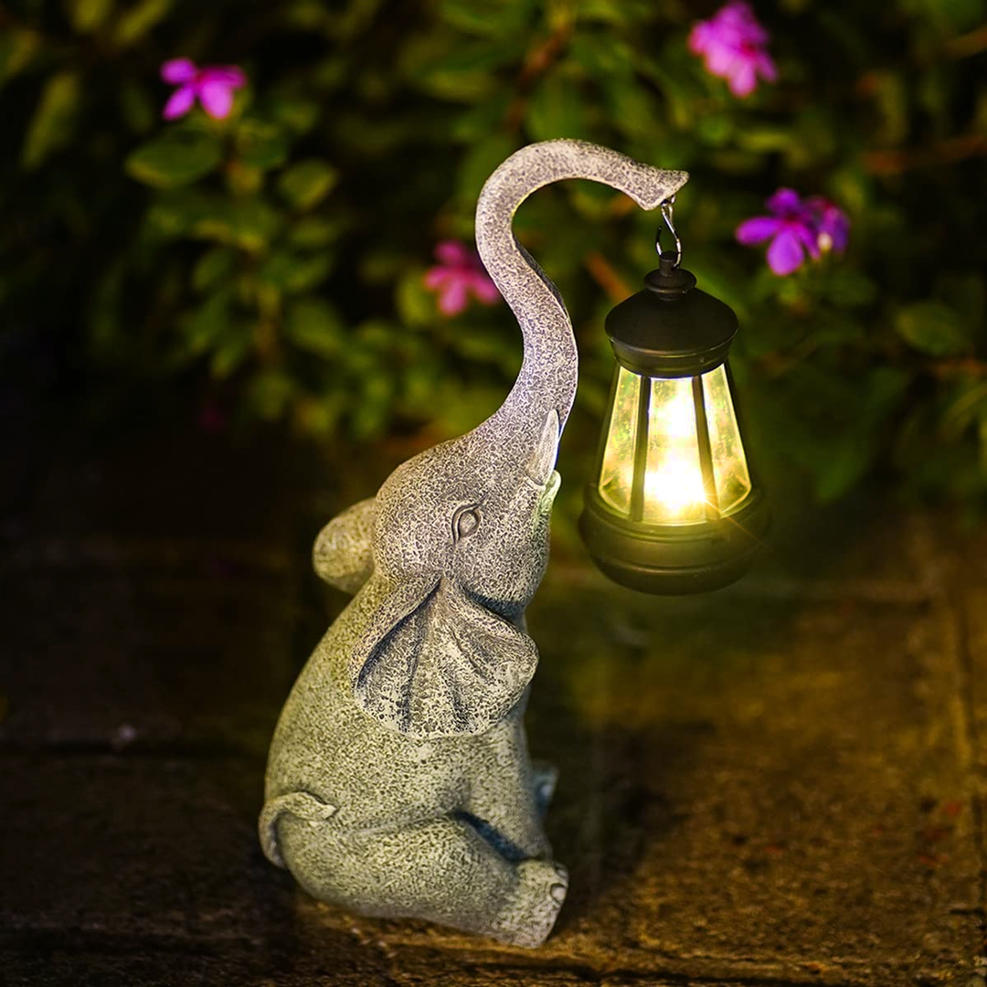 Detalje af elefant solarlampe, en charmerende figur og energivenlig havelampe til udendørs brug.