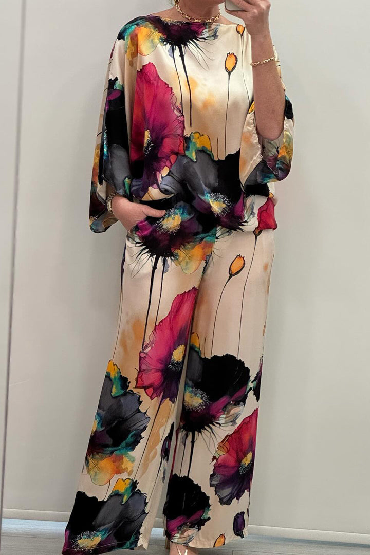Stilfuldt sommertøj: Dame buksesæt i 2 dele med smukt vintage blomsterprint. Let og luftigt sæt til kvinder.