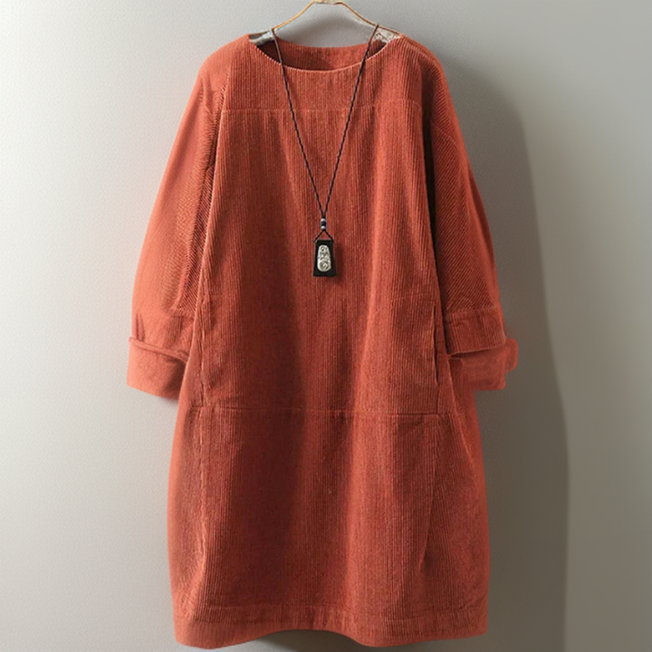 Feminin A-linje damekjole med komfortabel O-hals. Ideel som elegant hverdagskjole.