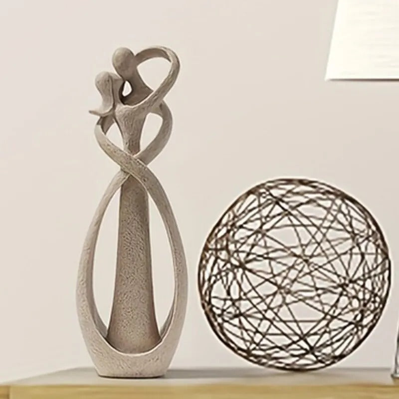 Moderne kærlighedsfigur i stilfuldt design, ideel til indretning og som romantisk gave på Valentinsdag.