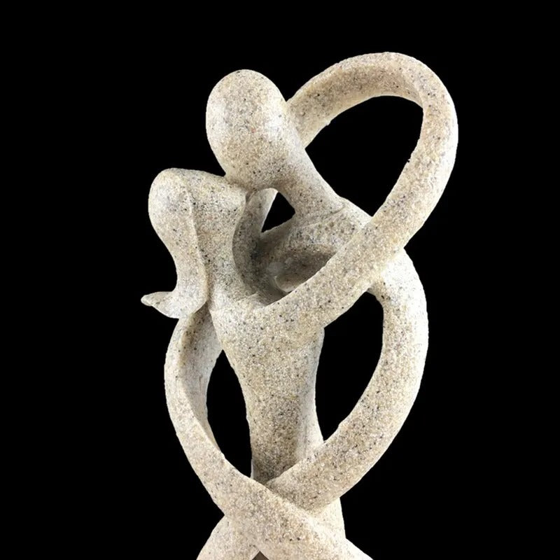 Stilren kærlighedsfigur i abstrakt design, perfekt til moderne indretning eller som mindeværdig gave.