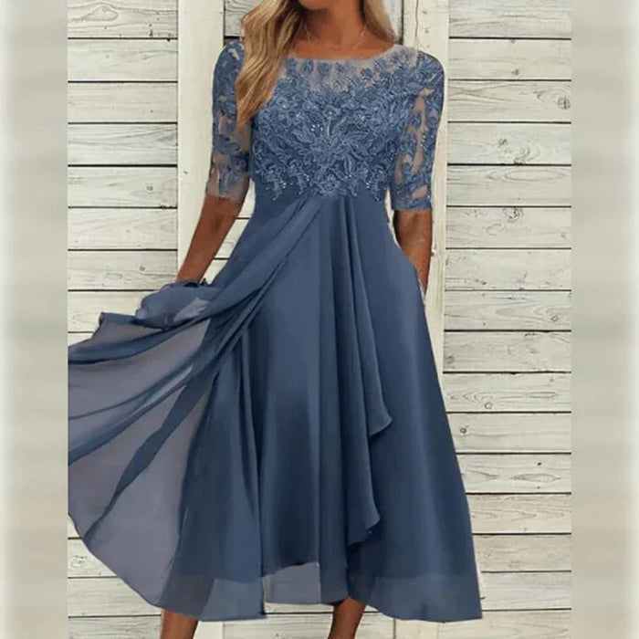 Let og flydende lang sommerkjole til kvinder, elegant design perfekt som festkjole eller hverdagskjole.