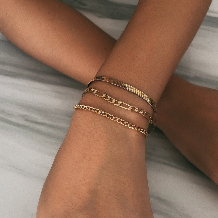 Sæt af justerbare dame armbånd i skinnende guld og sølv. Perfekt til både hverdag og fest.