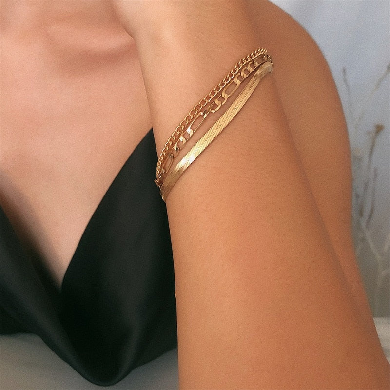 Klassisk design armbåndssæt i guld og sølv. Ideelt som gave til hende eller elegante hverdagssmykker.
