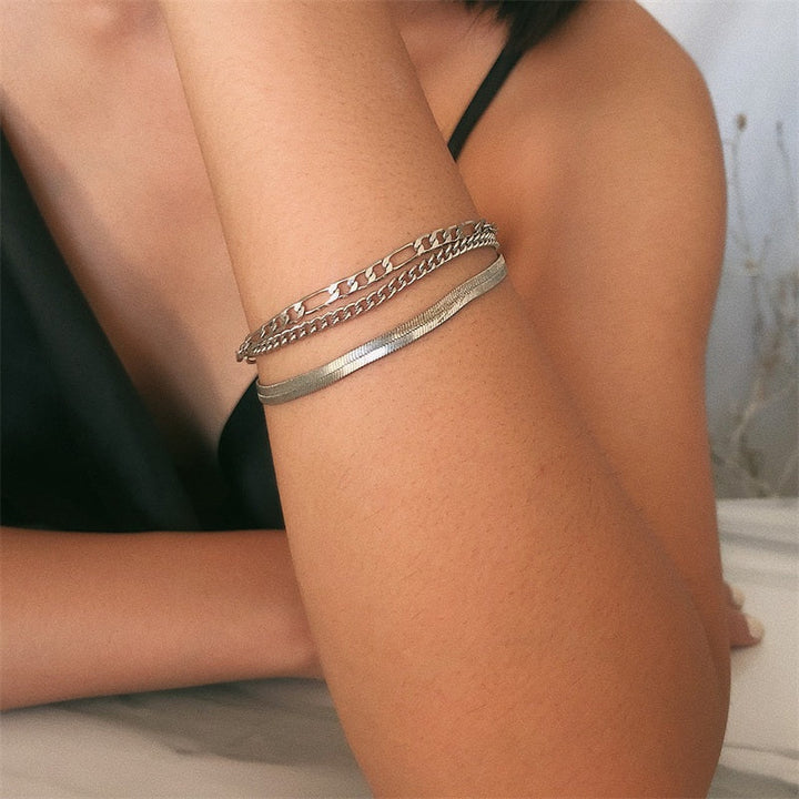 Moderne kvinde smykker: Guld & sølv armbåndssæt. Elegante og tidløse, passer til ethvert outfit.
