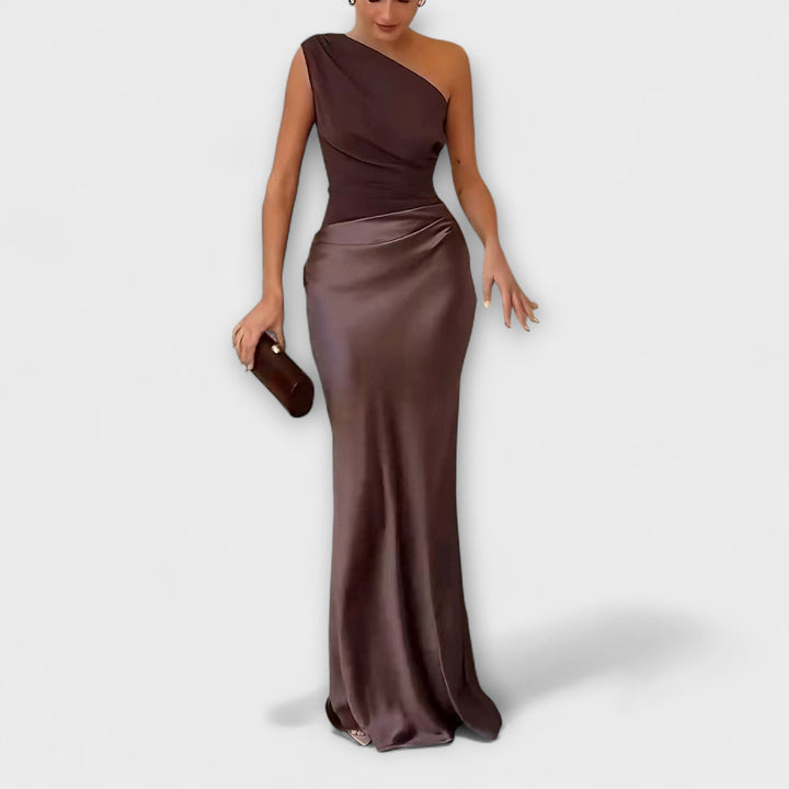 Elegant asymmetrisk damekjole i stilfuldt design. Perfekt til fest og moderne kvindemode.