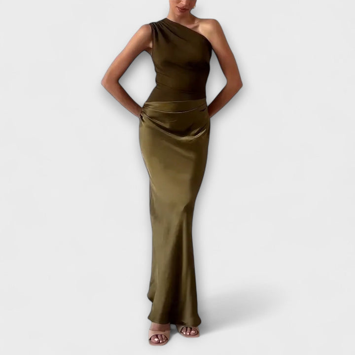 Moderne asymmetrisk damekjole i elegant snit. Alsidig stilfuld kjole til mange anledninger.