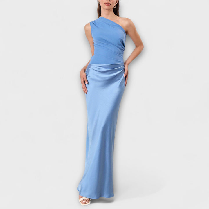 Smuk asymmetrisk kjole med unikt design. Elegant kvindekjole til både fest og hverdag.